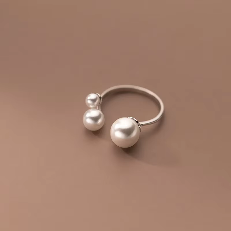 Bague en perles d'eau douce triple ajustable
