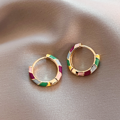 Boucles Élégantes – Finition Émaillée Dorée