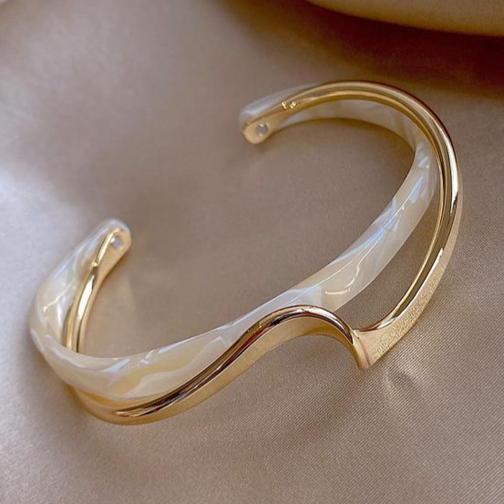 Élégance Dorée – Bracelet Opale Blanche